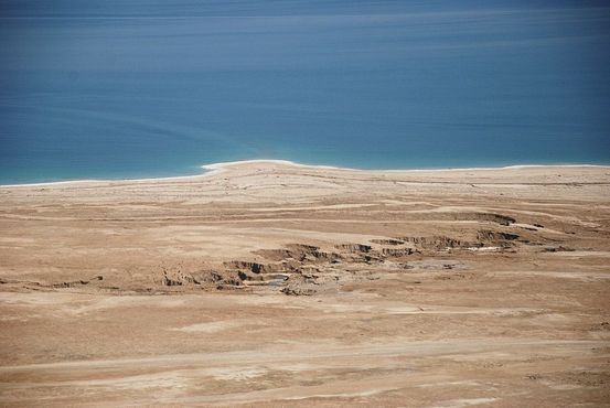 Скопление воронок вдоль берега Мёртвого моря