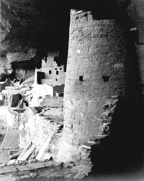 Круглая башня, заснятая Анселом Адамсом, 1941 год