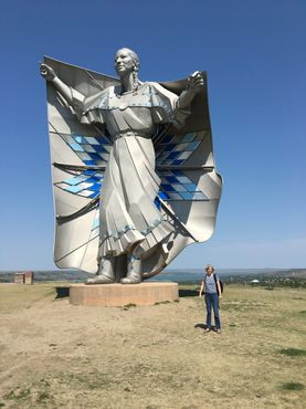 Статуя «Достоинство Земли и Неба», август 2017 г.