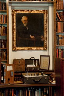 Экспонаты и портрет доктора Саймона Баруха на втором этаже библиотеки