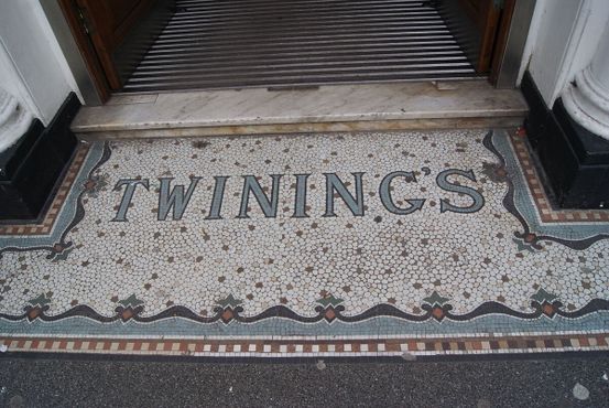 Мозаика при  входе в магазин Twinings