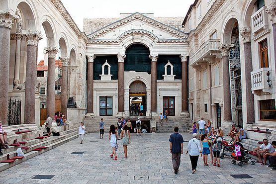 Центральная площадь дворца Диоклетиана в Сплите