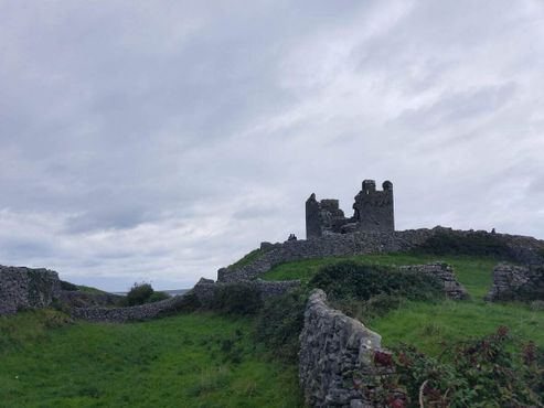 Замок О'Брайена окружен невысокими каменными стенами