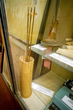 Бамбуковый колчан с тремя отравленными стрелами, привезённый с Амазонки и подаренный членом клуба Германом Джессоном