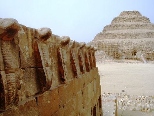 Саккара - пирамида Джосера ; застывшие кобры