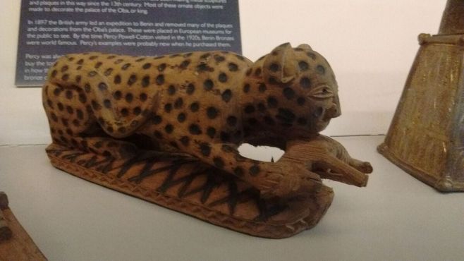 Резьба Йоруба, изображающая Чеширского кота, похожего на леопарда, нападающего на антилопу, Нигерия