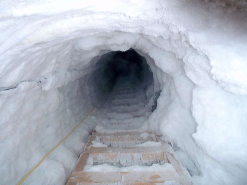 Замёрзшая лестница ведёт к спасательному люку
