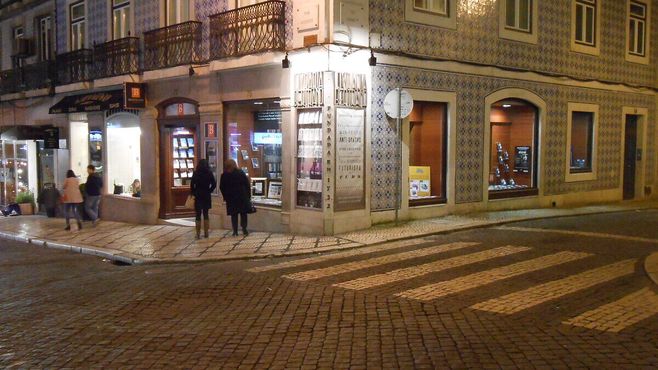 Знаменитый книжный магазин в районе Шиаду в Лиссабоне