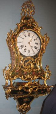 Французские маятниковые часы в музее