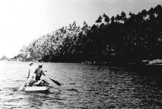 Маленькая лодка приближается к Анатахан, чтобы спасти Каузко Хигу в июне 1950 года