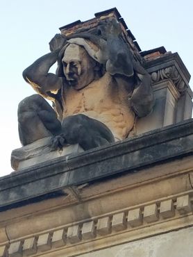 Руины в парке Холлидей