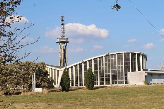 Здание станции длинноволнового передатчика и башня, используемые для передачи «Telesaar» в 1950-х годах