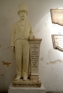 Надгробный памятник Генри Крофту