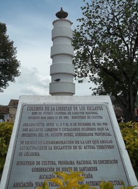 Мемориальная доска на испанском языке с описанием истории колонны