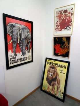 Картины Пьера Брассо и старые плакаты в зоопарке Буроса