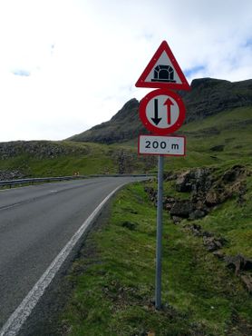 Знак, указывающий на то, кто должен уступить дорогу