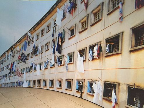 Фотография внешней части бывшего тюремного комплекса Карандиру
