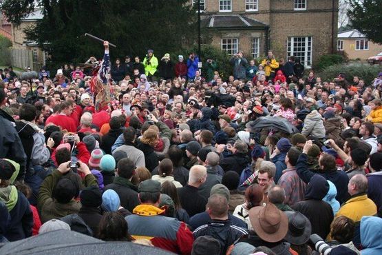 Шут бросает «капюшон» после своей речи