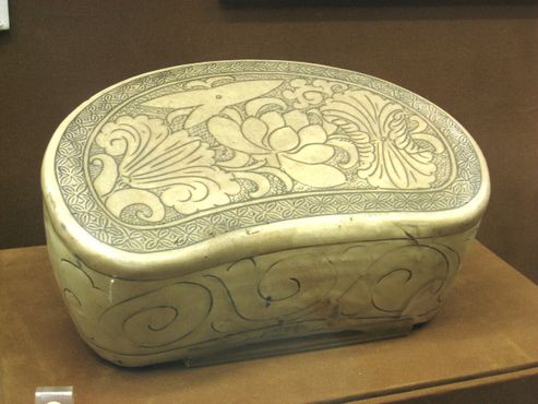 Подушка в форме боба, украшенная рисунком лотоса, относится ко времени династии Северной Сун