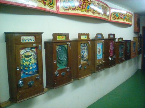 Примитивные игровые автоматы, характерные для передвижной ярмарки 1950-х годов