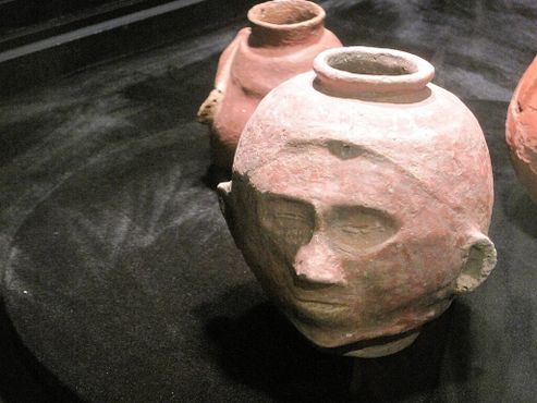 Глиняный горшок с изображением головы