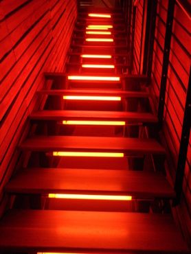 Лестница, ведущая вниз в музей Франца Кафки