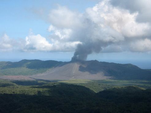 Активный вулкан Ясур