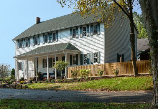 Гостиница и таверна, построенные в 1829 году Обществом сепаратистов Зоара для обслуживания туристов, путешествовавших по каналам Огайо и Эри