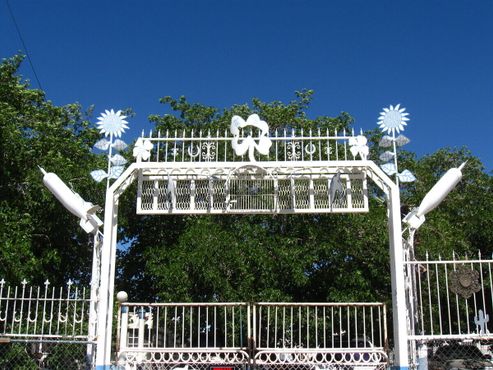 Ворота со стороны Норт-Тайога-Уэй украшены изображениями бомб и цветов