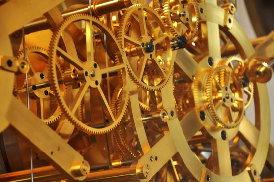 Детали часов покрыты почти 3,5 кг золота