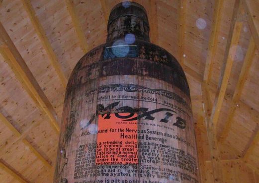Дом-бутылка в свой полный рост стоит в музее Мэттьюса в Юнион, в центральном выставочном комплексе Мэна