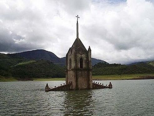 Поскольку количество осадков в Венесуэле уменьшилось, церковь медленно поднимается из отступающей воды