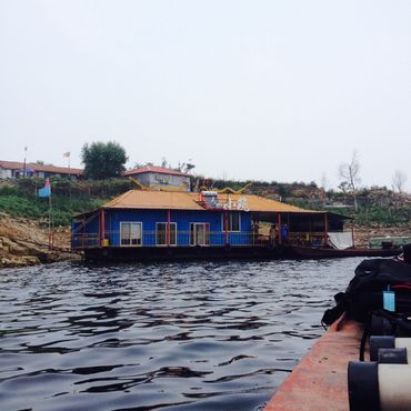 Плавающий ресторан и небольшой отель находятся прямо у места входа Великой Китайской стены в воду