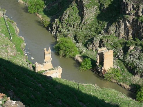 Древний мост, соединявший Ани с территорией современной Армении
