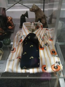 Рубашка и галстук с логотипом «Голос его хозяина»