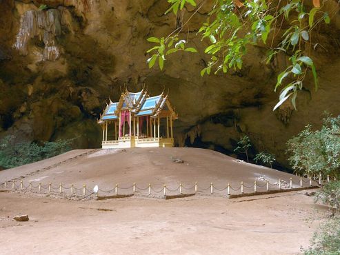 Павильон в пещере Прайя Накхон