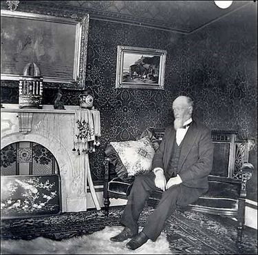 Капитан в своей гостиной, примерно 1890 год
