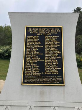 Мемориал выполнен в форме градирни