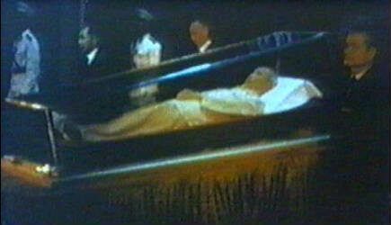 Тело Хо Ши Мина лежит в стеклянном гробу