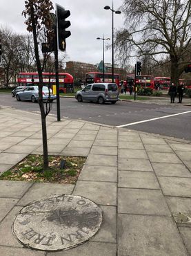 Метка «Тайбернское дерево» посреди современного транспортного потока  в Лондоне 