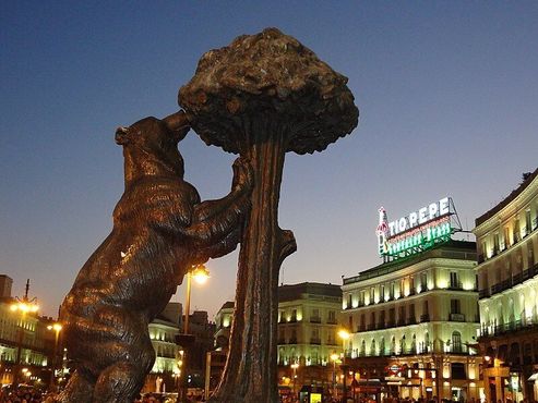 Скульптура "Медведь и земляничное дерево" в сумерках