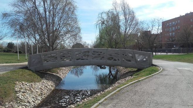 Мост над искусственным ручейком в парке