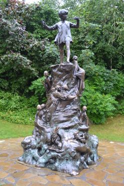 Статуя рядом с озером Лонг-Уотер