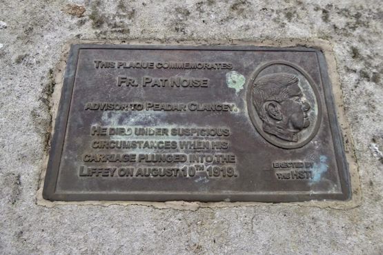 Мемориальная доска отцу Пэту Нойзу, мост О'Коннелла