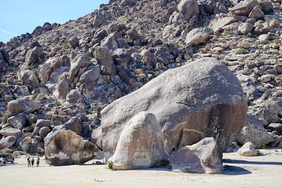 Гигантская скала на фоне груды более мелких камней