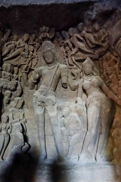 Скульптуры в главной пещере Элефанты