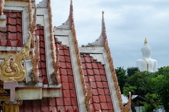 Вид на цементную статую Будды из главного храма в Ват Пхаи Ронг Вуа