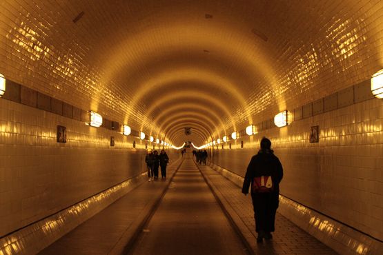 Пешеходы внутри тоннеля под Эльбой в Санкт-Паули 