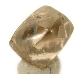 Восьмигранный алмаз, найденный в кратере в 2004 году