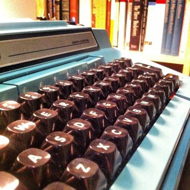 Эта печатная машинка является частью воссозданного рабочего места Воннегута и доступна посетителям для набора текста